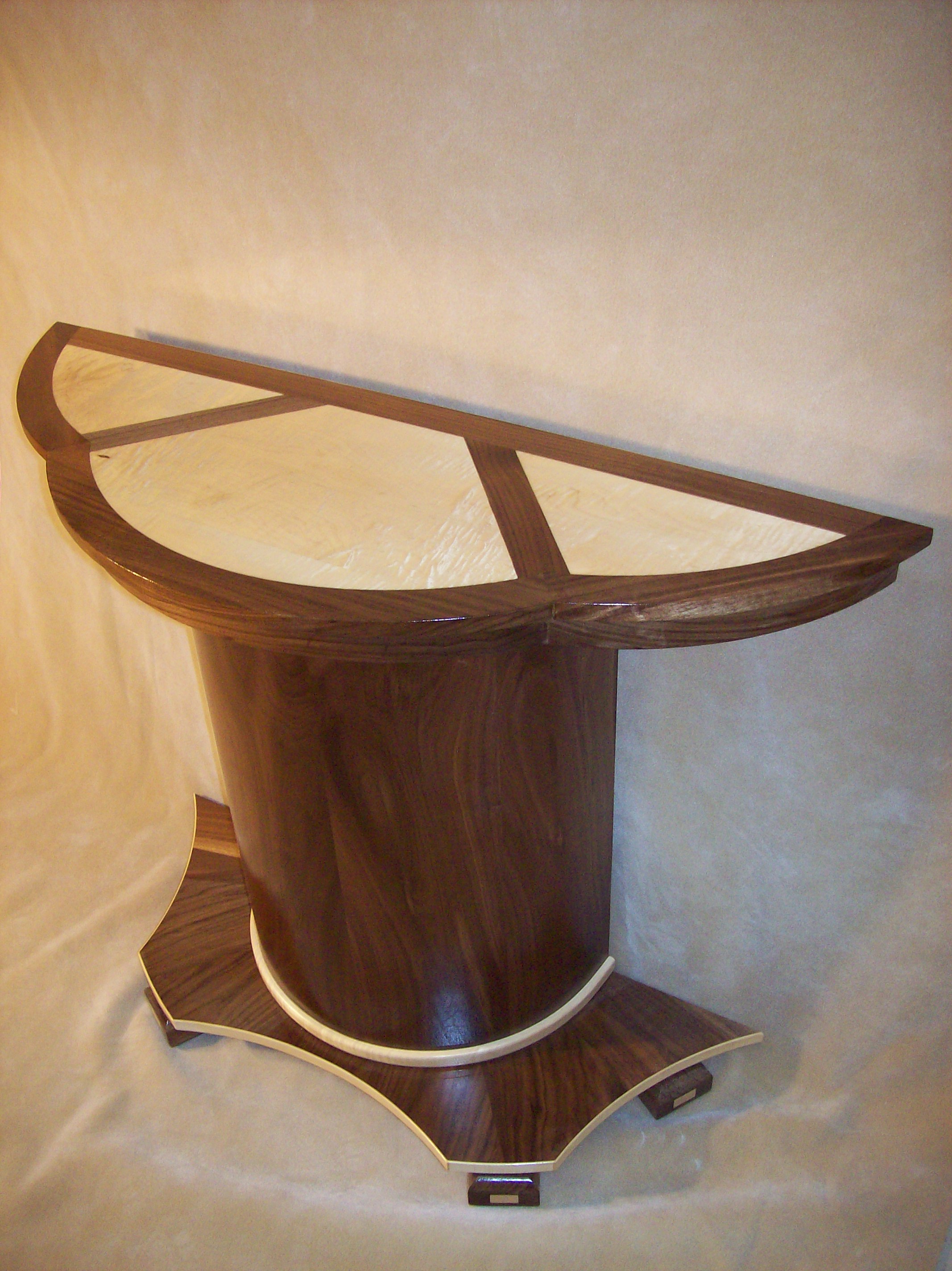 SHOWCASE TABLE W.S. Woodmasters